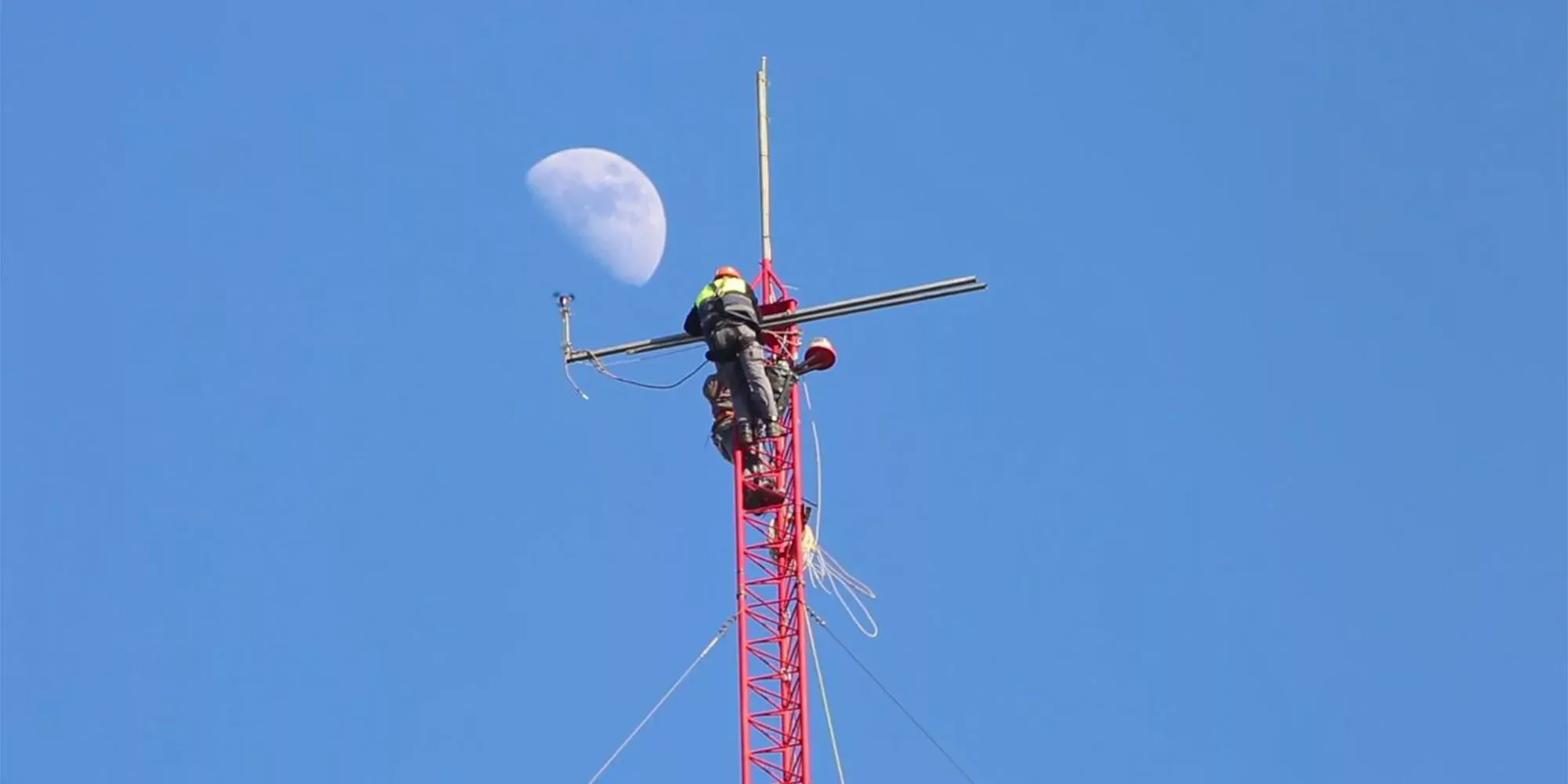 Montaje de torre de medición eólica en terreno