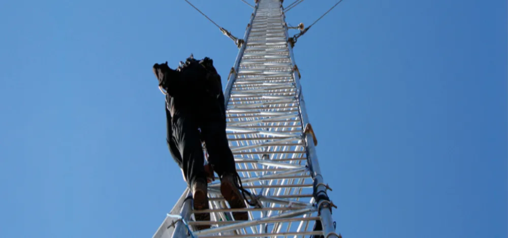 Detalle de estructura de torre eólica galvanizada