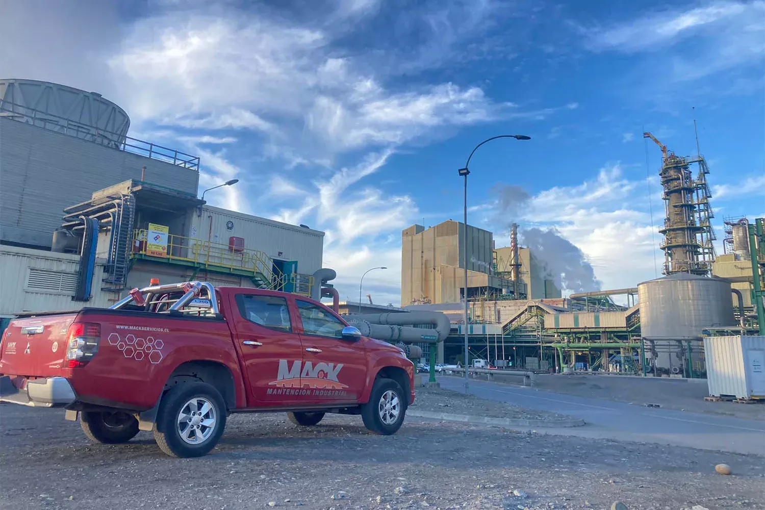Camioneta todo terreno en faena solar